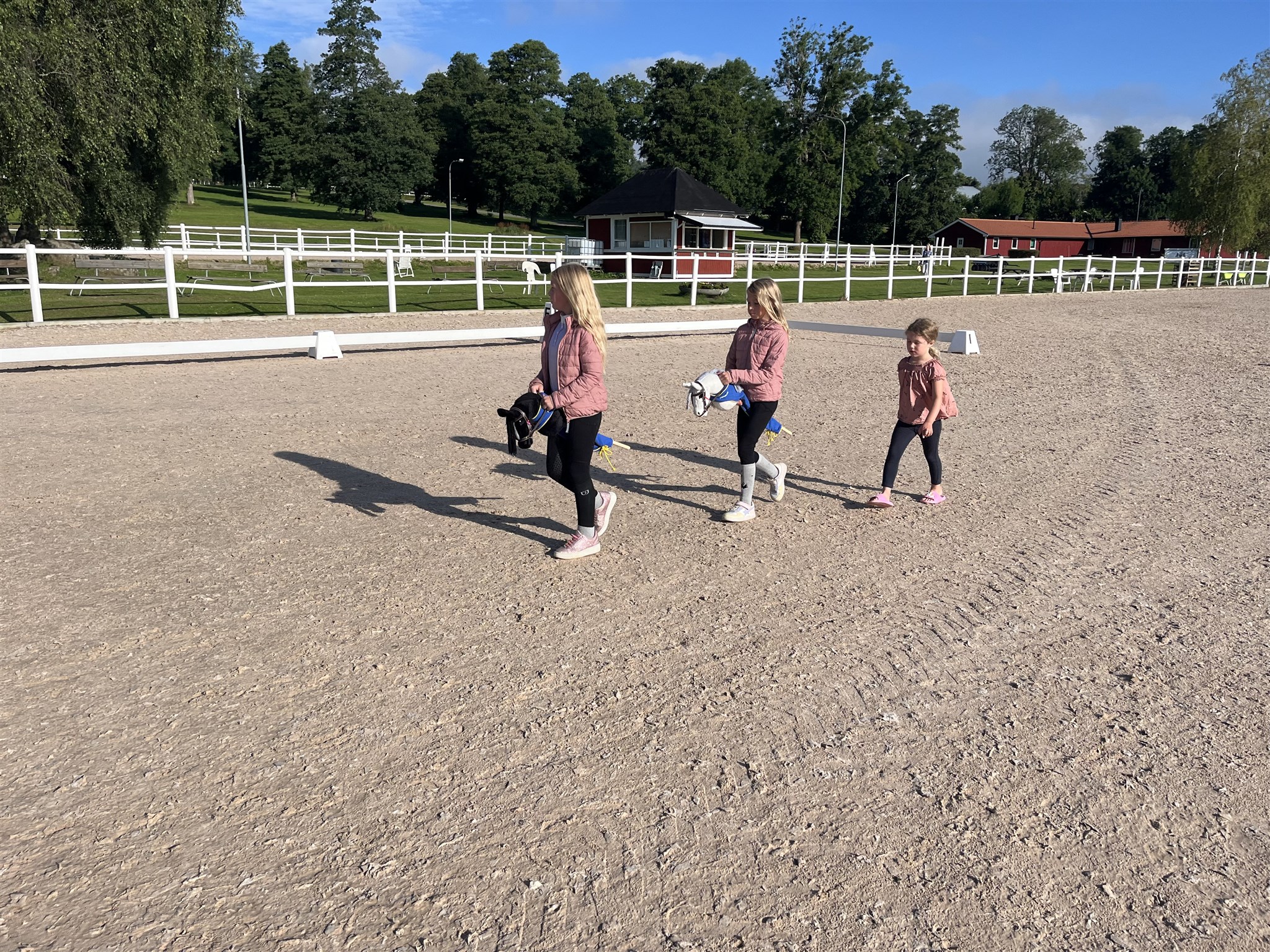 Isabelle och Filippa Svensson och Maja Leitl foto Rebecka Svensson.jpeg